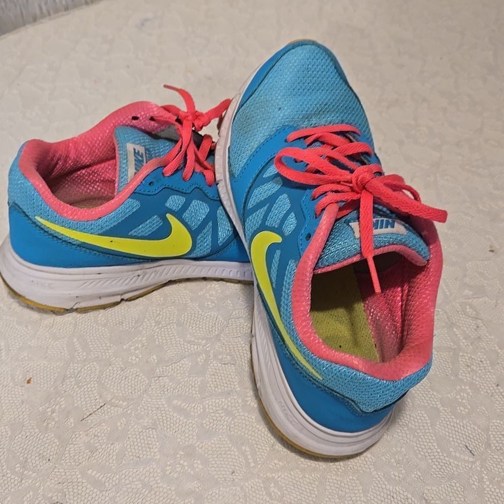 Girls youth sneakers size 5Y Nike- pre owned